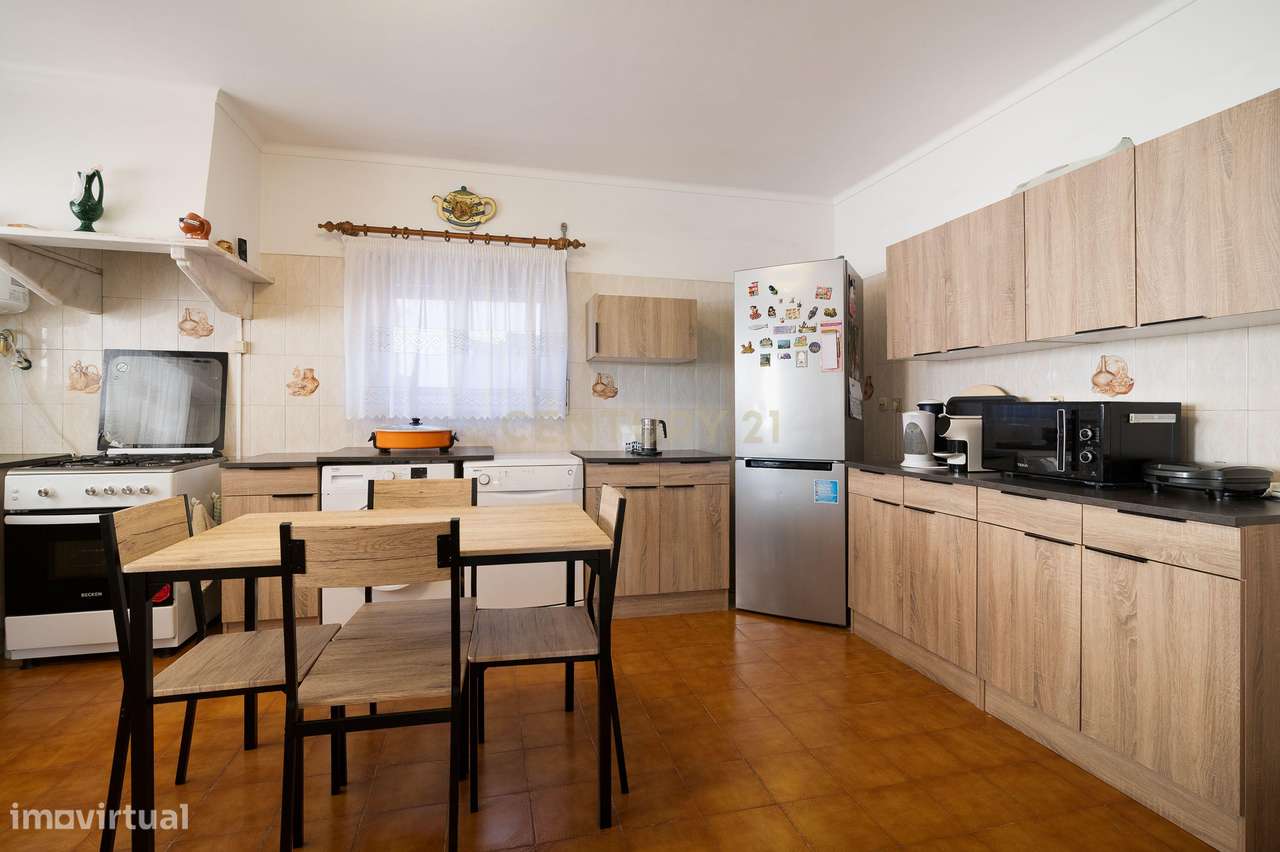 Moradia T4 com Anexo T2 Independente | 400 m² de Construção | Lote de-12