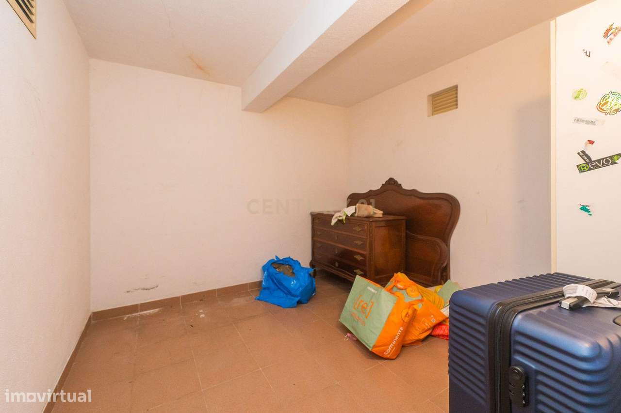 Apartamento T3 com Garagem em Loures-36