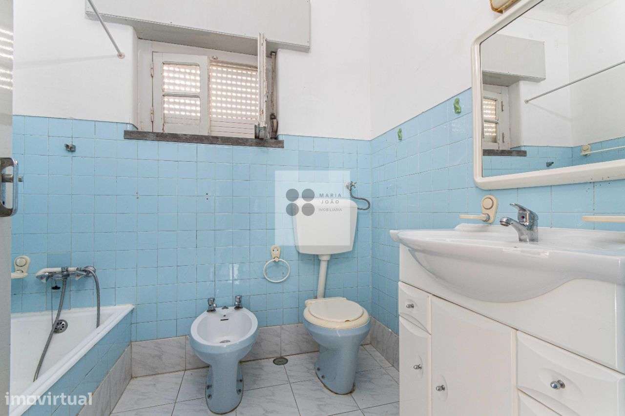 Moradia Bifamiliar, Quintal, Garagem, Local Sossegado.-29