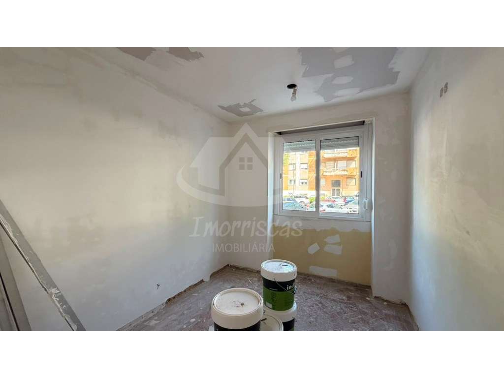 Apartamento T2+1 totalmente remodelado, em Odivelas-8