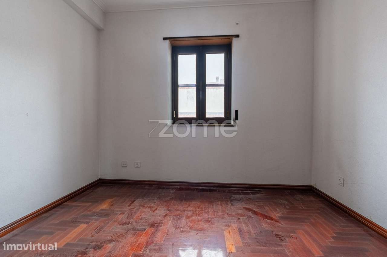 Moradia T3+1 em Manique de Cima a necessitar de acabamentos-14