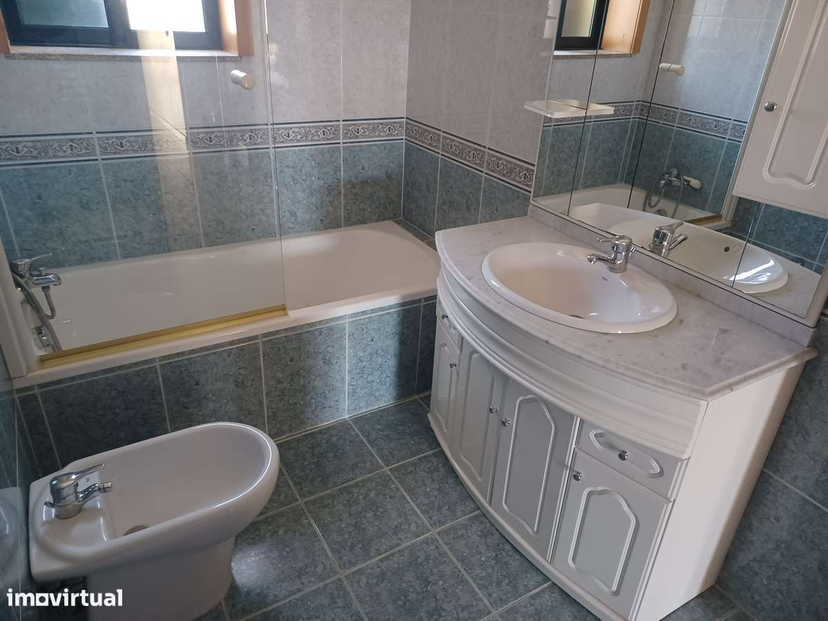 Mor.INDIVIDUAL  2300m2 de terreno + artigo urbano (Tipo T0)  em Lago-25