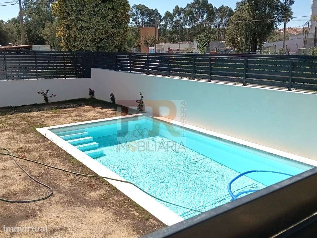 Moradia Pronta T4 com Garagem ,Ginásio e Piscina Sobreda-13