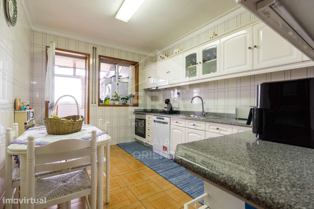 Apartamento T2 com Terraços e Vista Douro-5