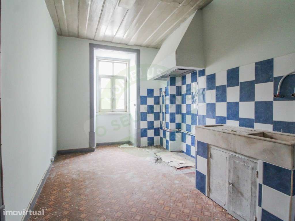 Prédio na Baixa de Coimbra- Junto à Praça do Comércio - Grande imagem: 2/31