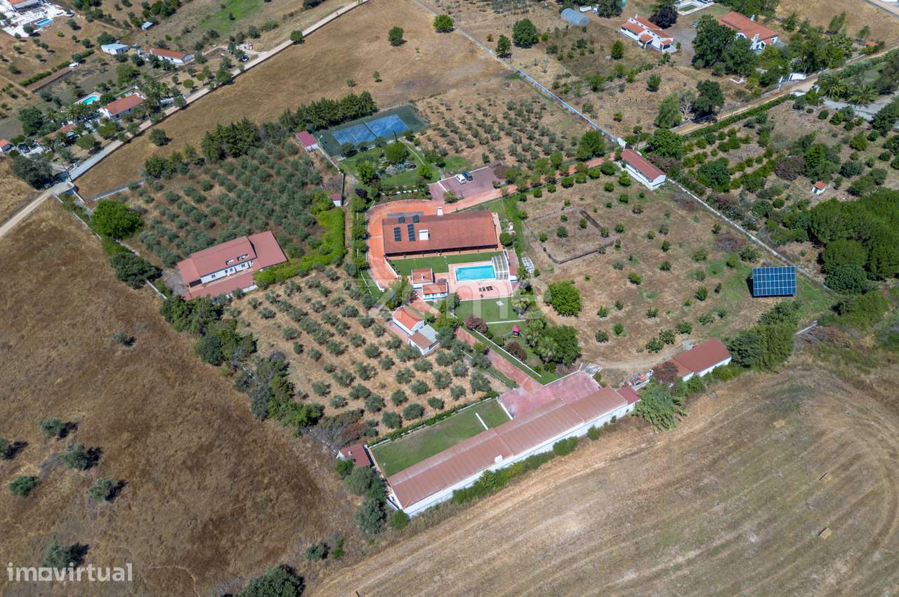 Propriedade com 25.000m2, piscina, court ténis e 2 habitacões com AL - Grande imagem: 4/60