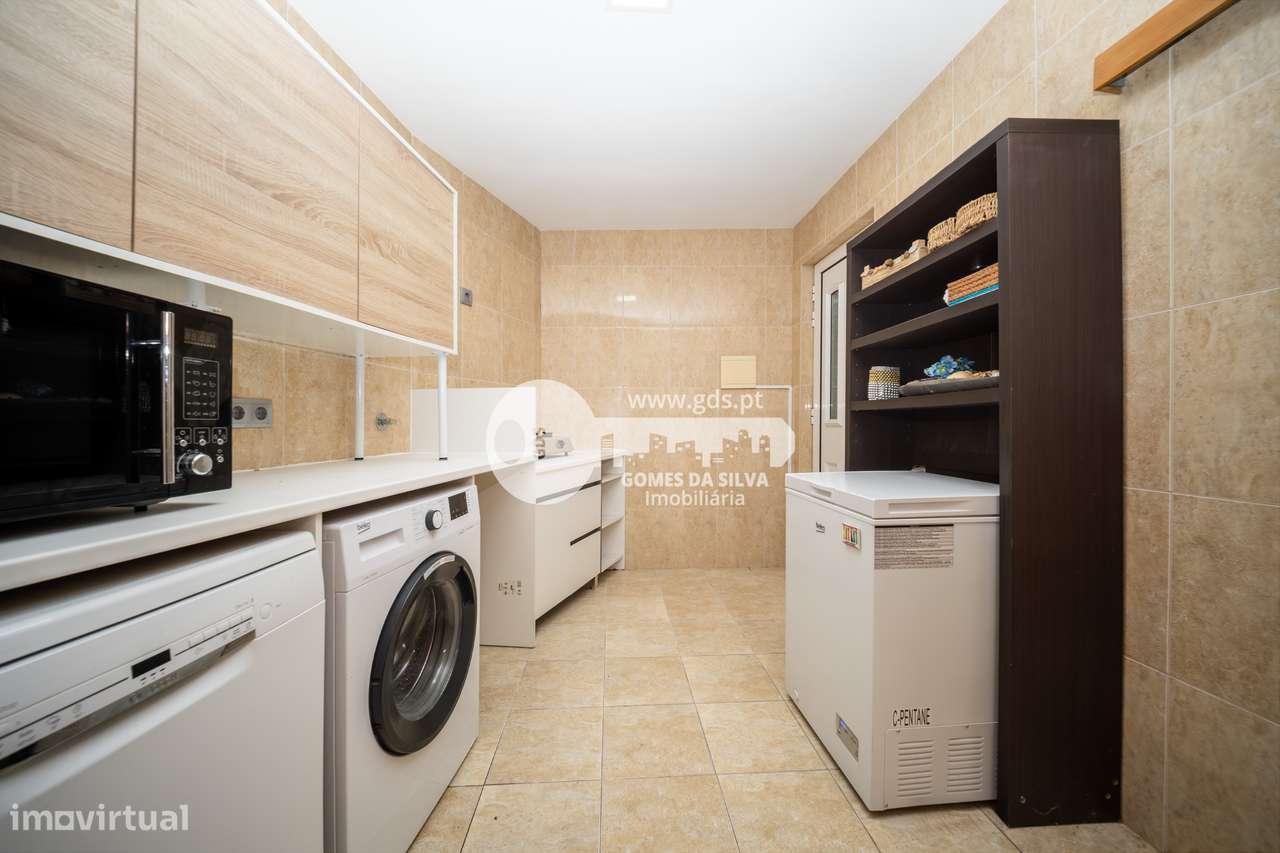 Moradia T3 com estabelecimento comercial em Dume, Braga-37