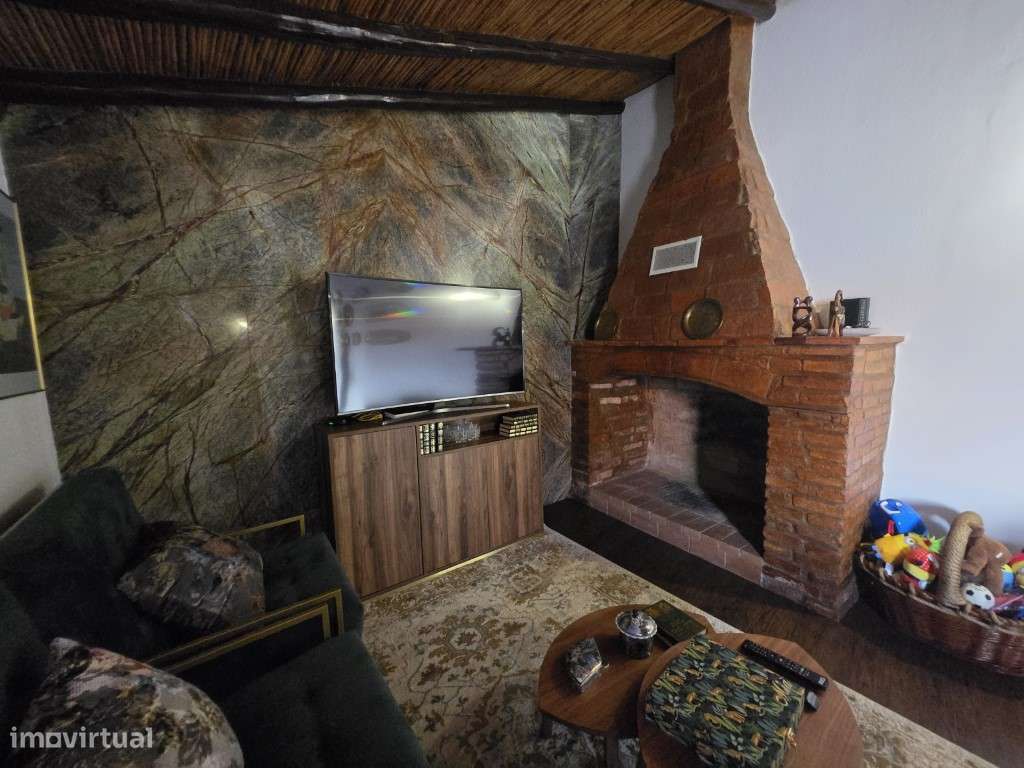 Moradia T5 Moderna com Piscina Aquecida e Garagem para 4 Carros-30