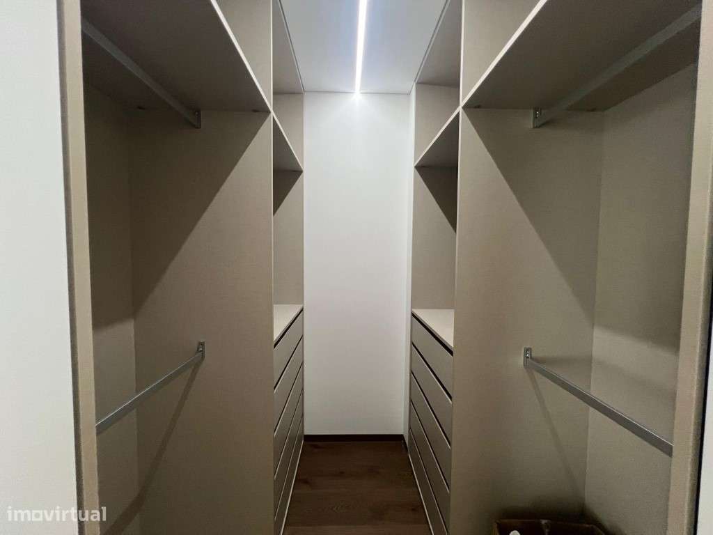 Moradia Nova T3 em Loulé

Descubra esta magnífica moradia T3 de a...-9