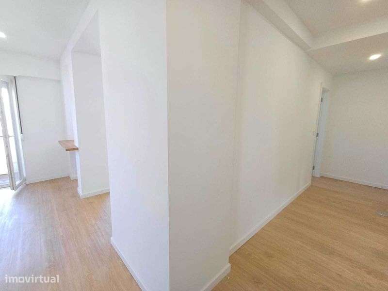 Apartamento T3 Remodelado – Duas Frentes, Suite e Varandas – Benfica - Grande imagem: 5/12