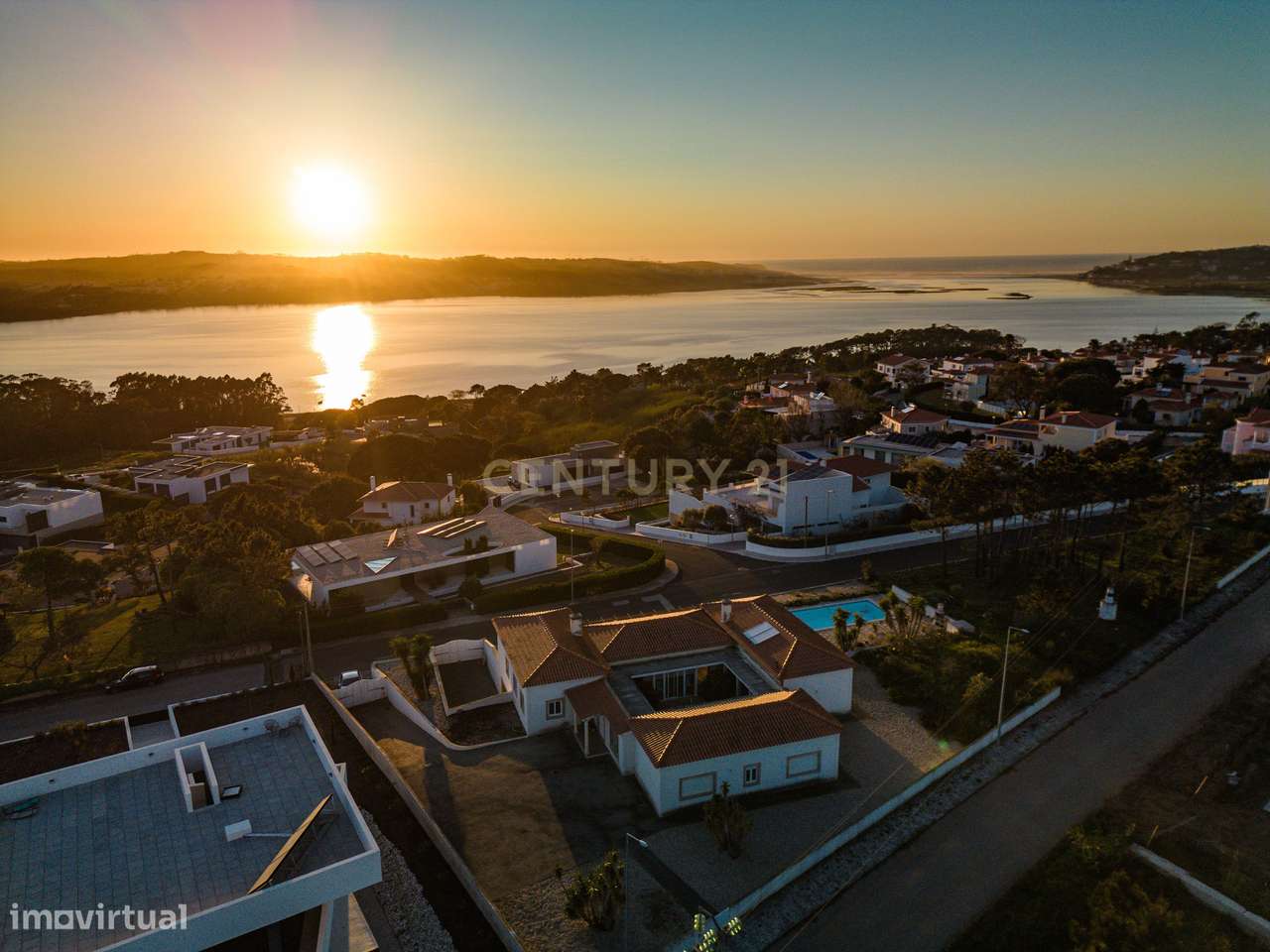 Moradia T6, localizada numa das zonas mais valorizadas do Oeste - Grande imagem: 4/29