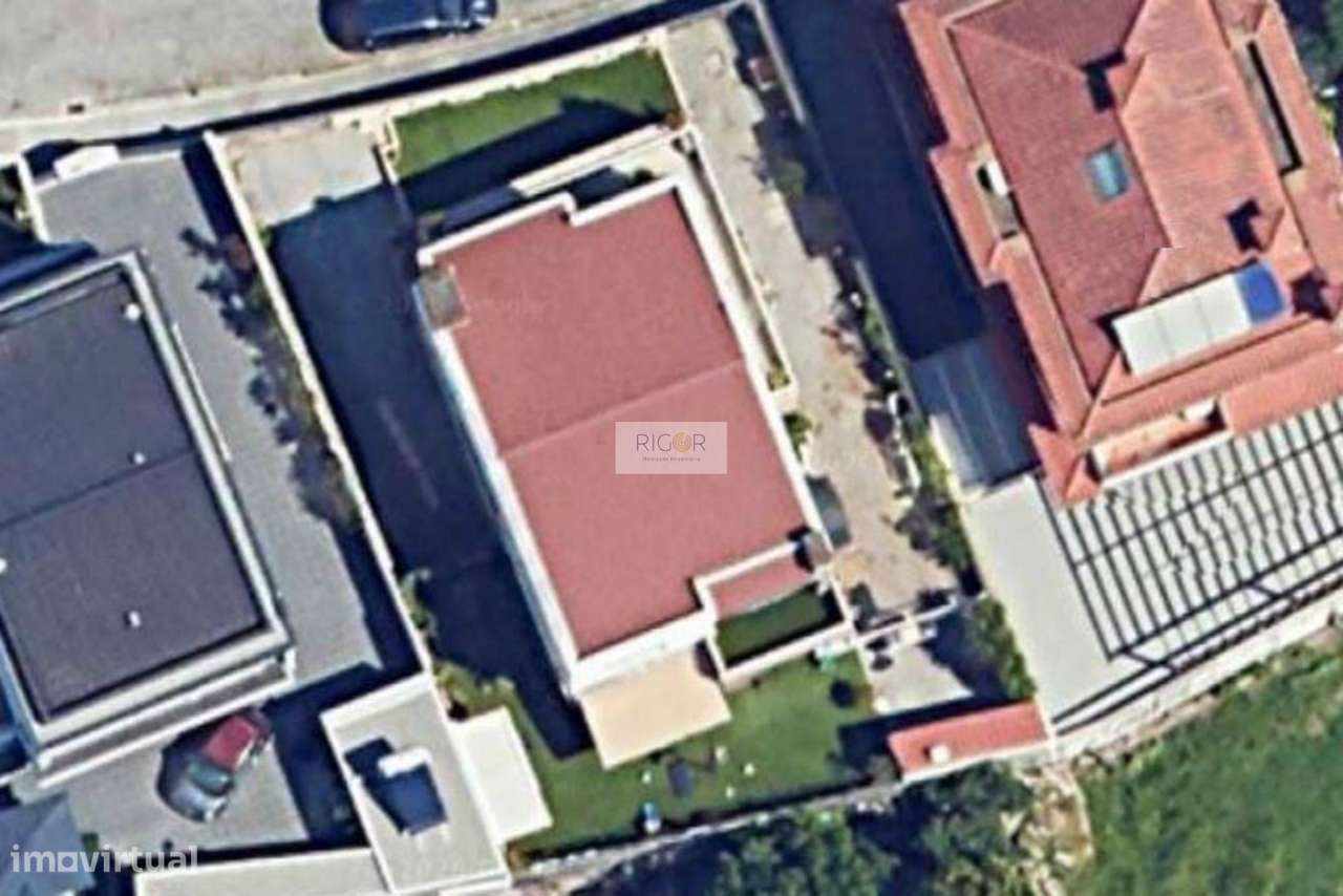 Moradia T4 de 4 frentes na cidade da Maia-32