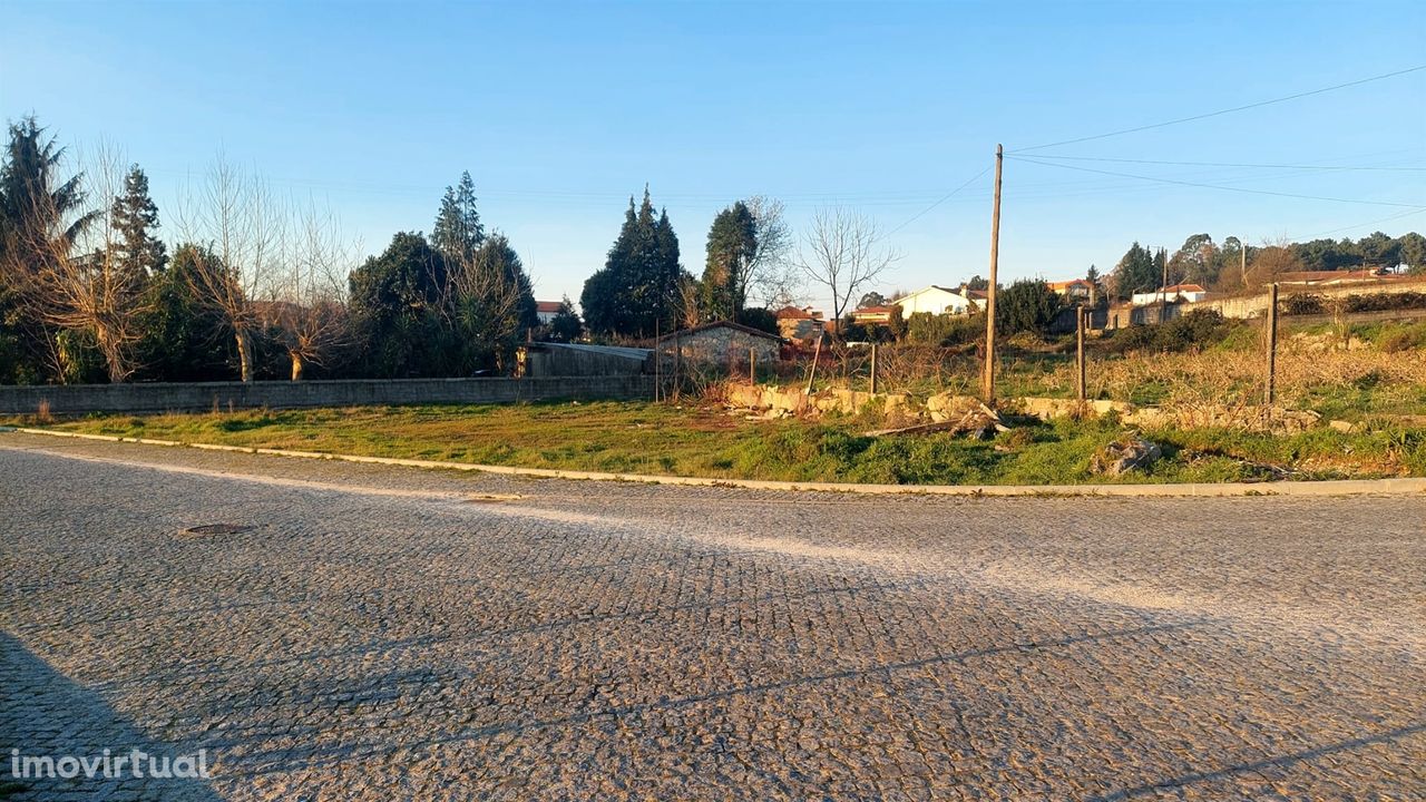 Terreno para construção com 1.400m2 em S. Salvador do Campo, Santo Tir