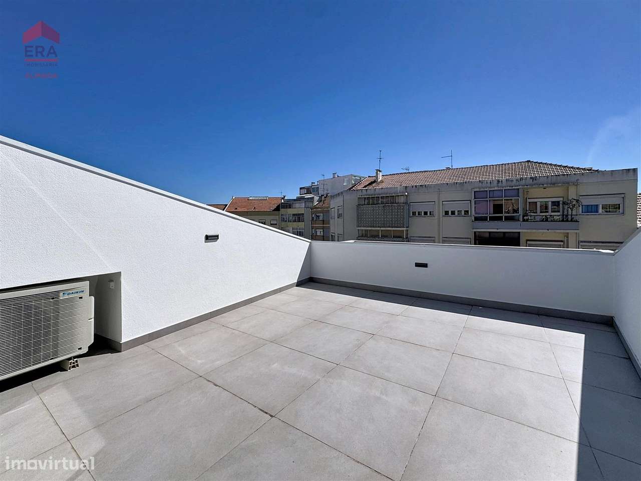 Nova Moradia em Almada , 5 suites, garagem e jardim-28