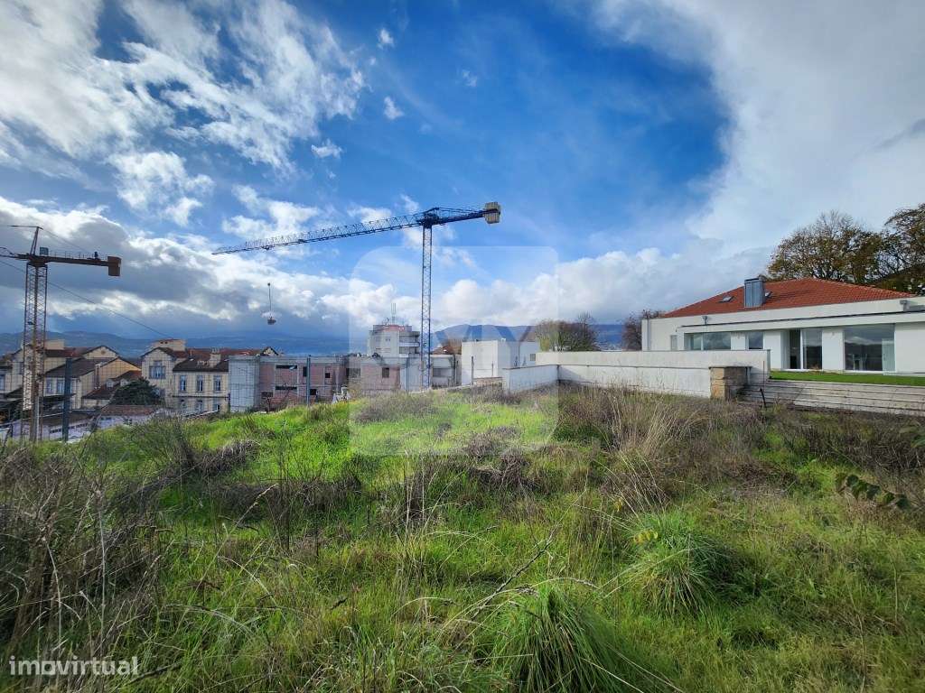 Prédio com Loja Comercial e Habitação T5 no Centro de Vila Real - Grande imagem: 4/44