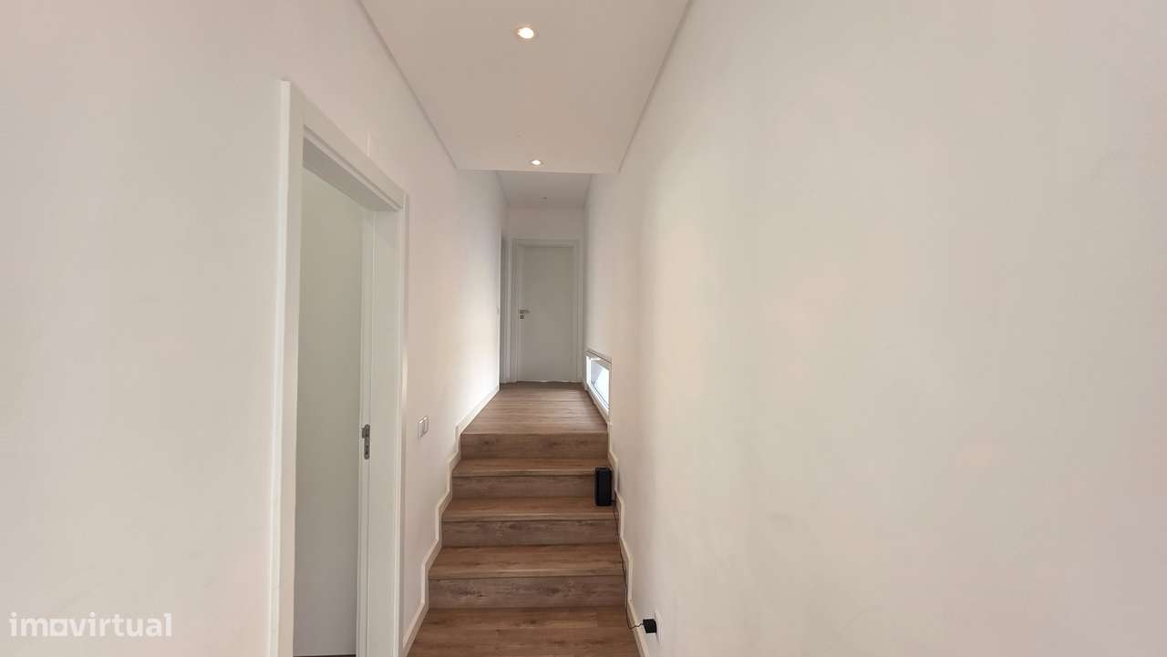 Viva numa moradia T4 isolada com jardim e vista mar-15