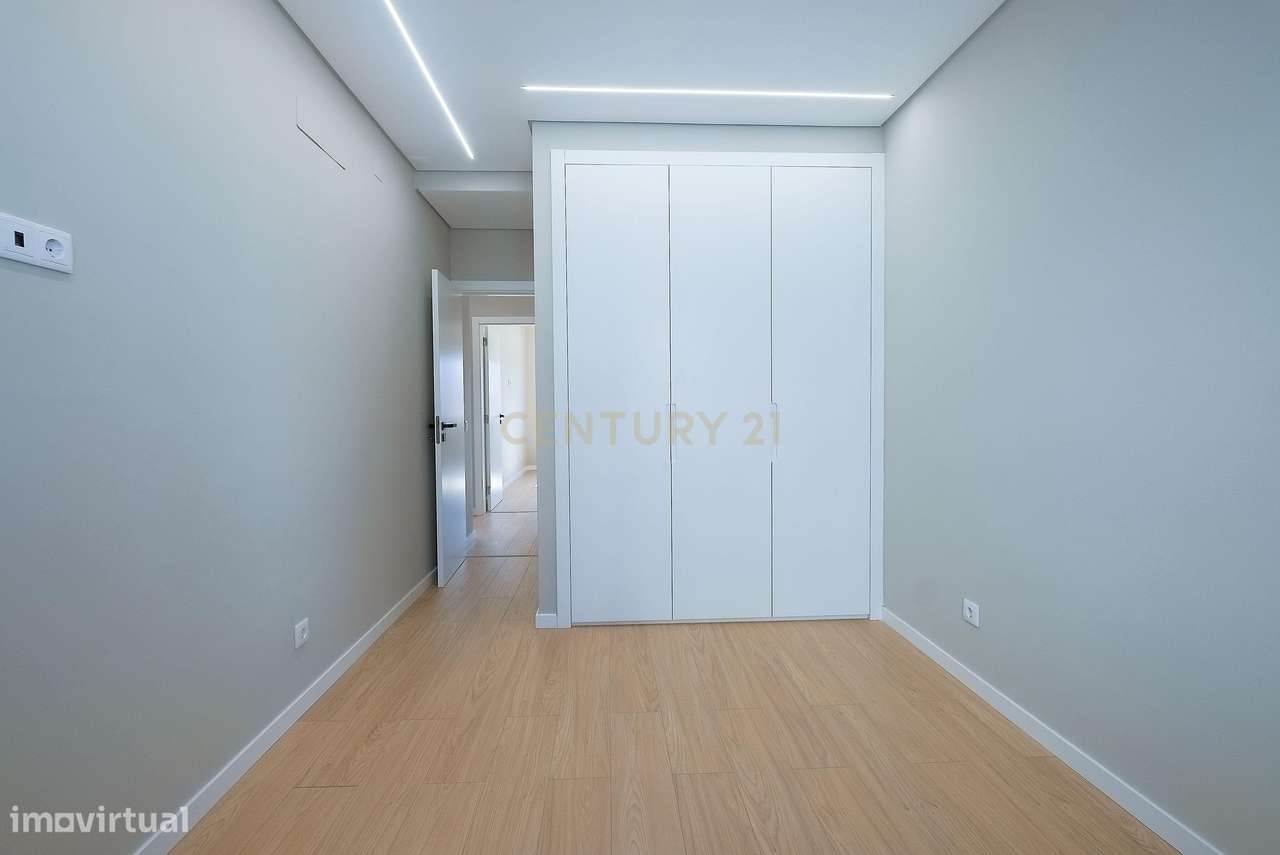 Apartamento T3 Totalmente Renovado | Estoril | Junto aos Salesianos-12