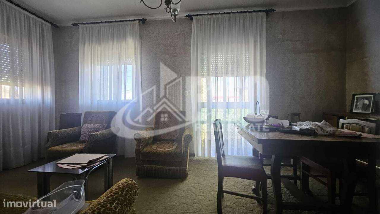 MORADIA GEMINADA COM EXELENTE POTENCIAL-34