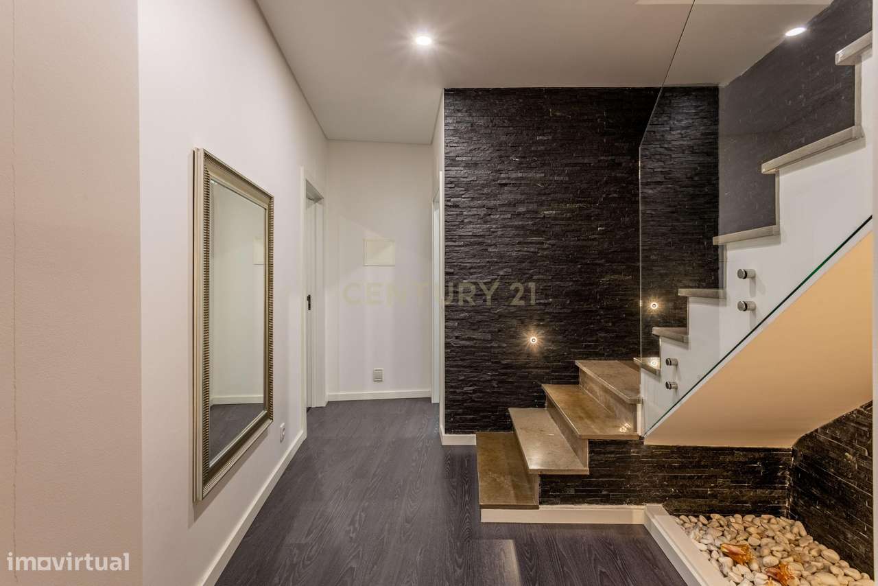 Procura espaço e conforto? Veja este T4 Duplex-11