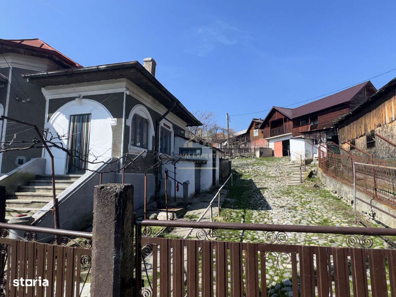 CASA 3 CAMERE+ANEXA 2 CAMERE GARAJ TEREN 2430MP BEREVOIESTI ARGES - Imagine principală: 3/20