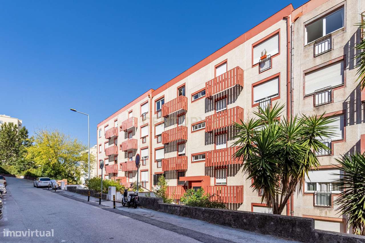 Apartamento T2 com vista desafogada em Santo António dos Cavaleiros-16