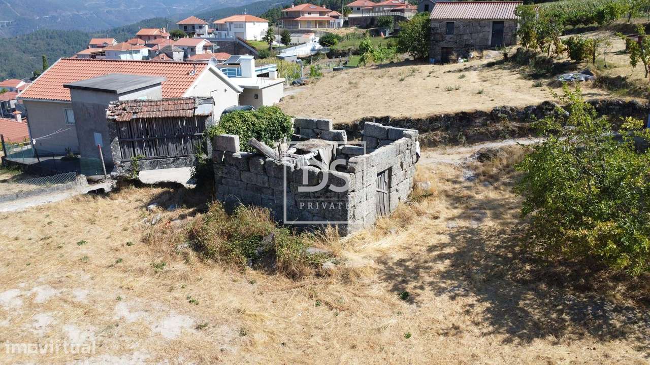 Terreno com ruínas e viabilidade de construção em aldeia típica – Murg - Grande imagem: 3/23