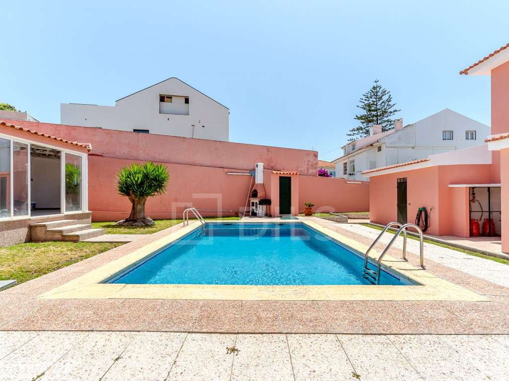 Moradia T8 isolada, com jardim e piscina no centro da Parede-43