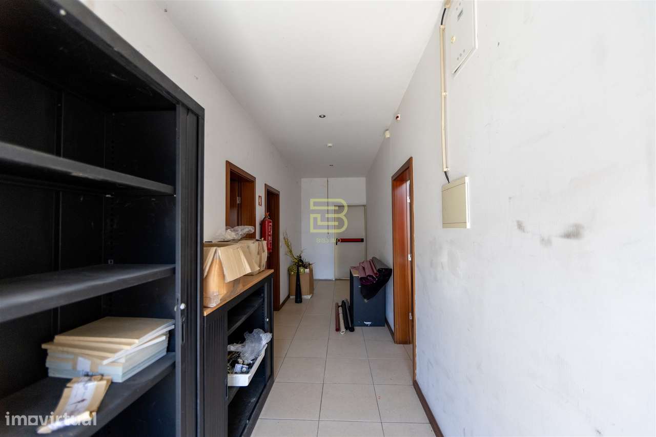 ARMAZÉM com 374m², para VENDA, na ZONA INDUSTRIAL de ERMESINDE-16