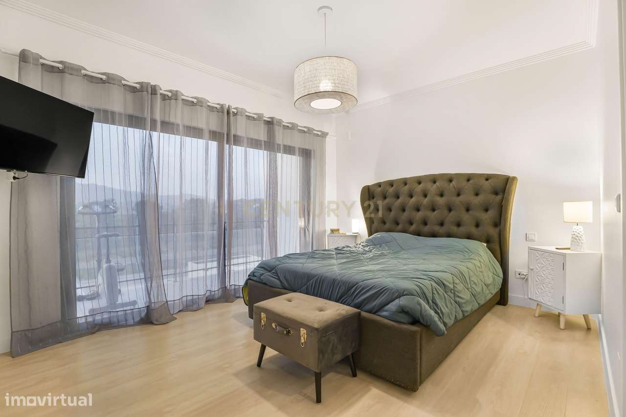 Qualidade de Vida e Bom Gosto nos Jardins de Santiago - 4 Quartos e 3-23