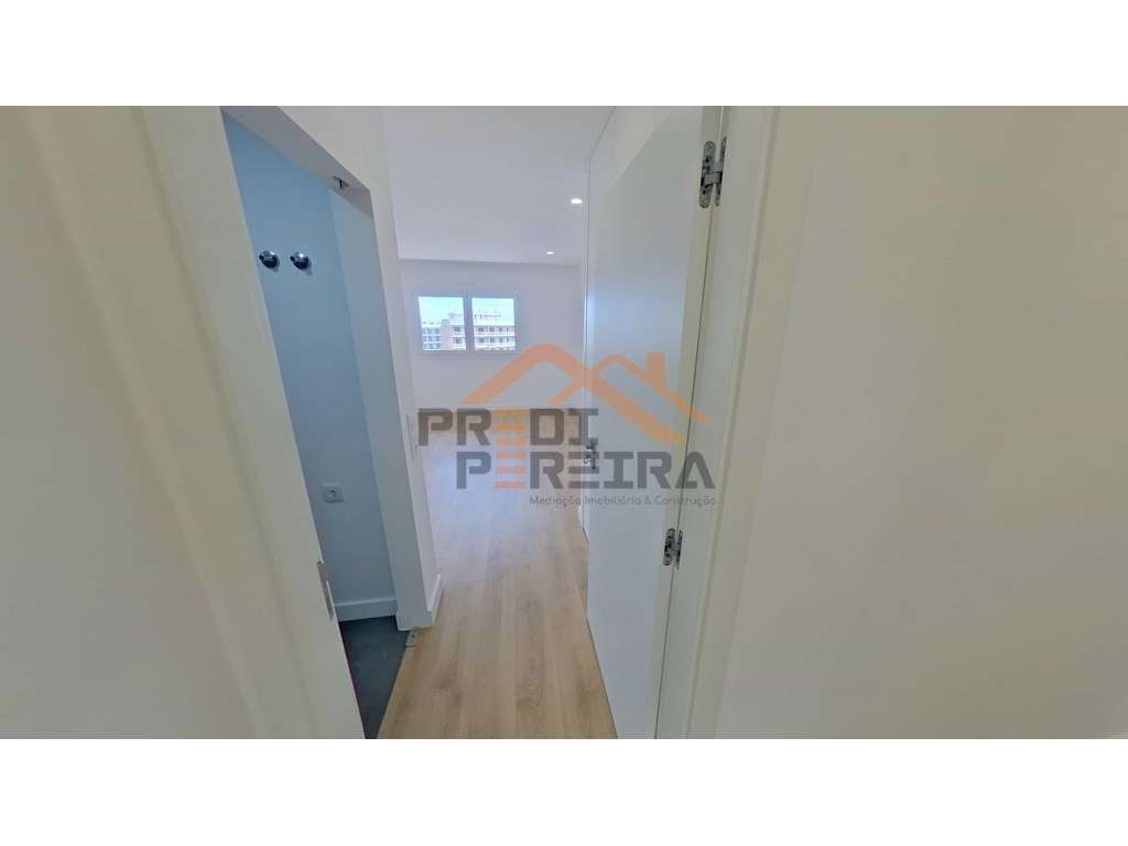 Apartamento T3, localizado em Santo António dos Cavaleiros.-17