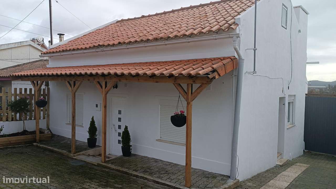 Propriedade com duas moradias e anexo, T3 em lote de 500m2 - Grande imagem: 4/27