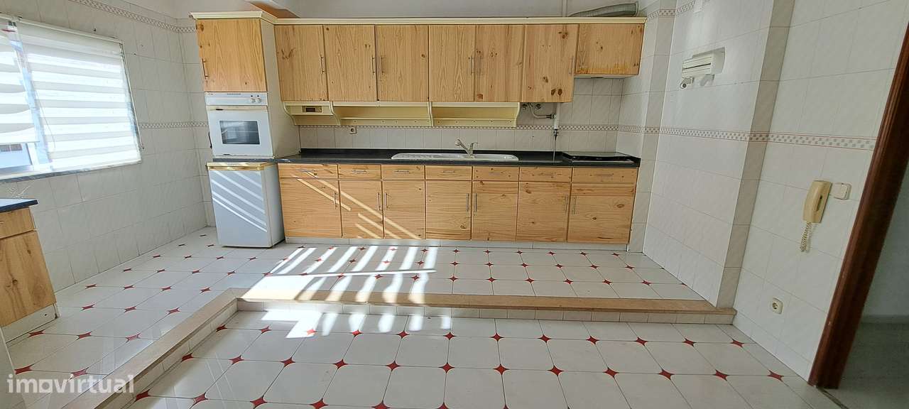 Apartamento T3 com 106m² e Arrecadação no Montijo-0