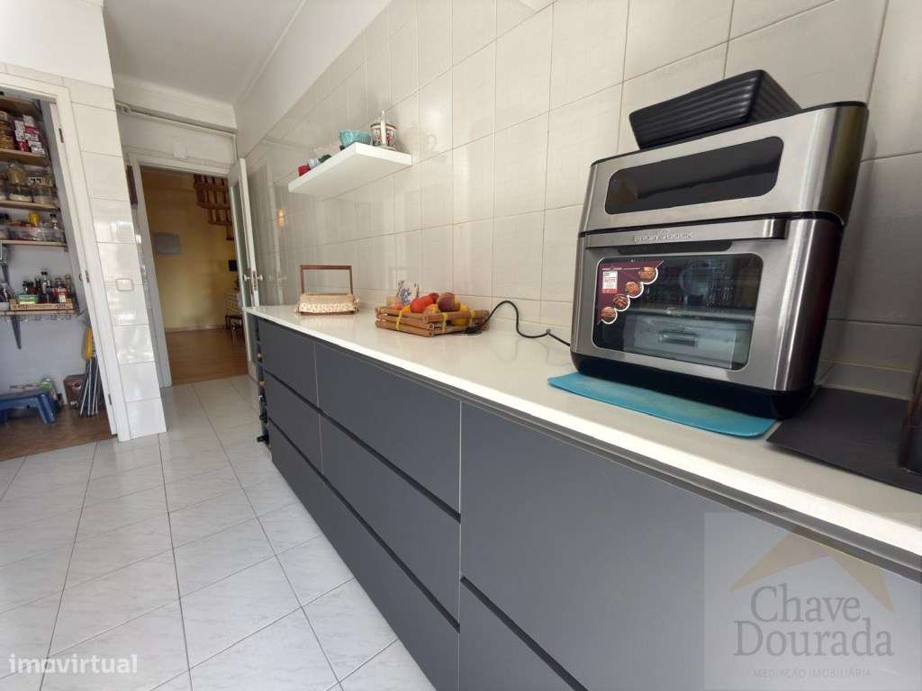 Apartamento T3+3 com garagem e sótão - São Martinho do Bispo-9