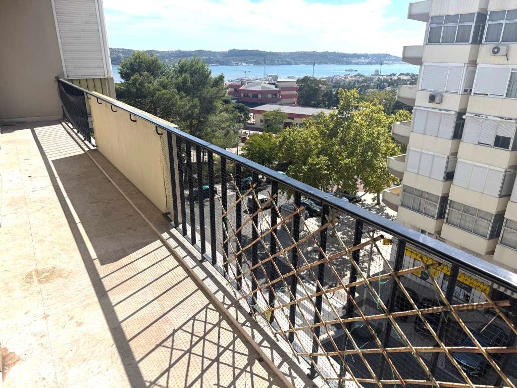 Apartamento T3 no Restelo c/ vista Rio.-3