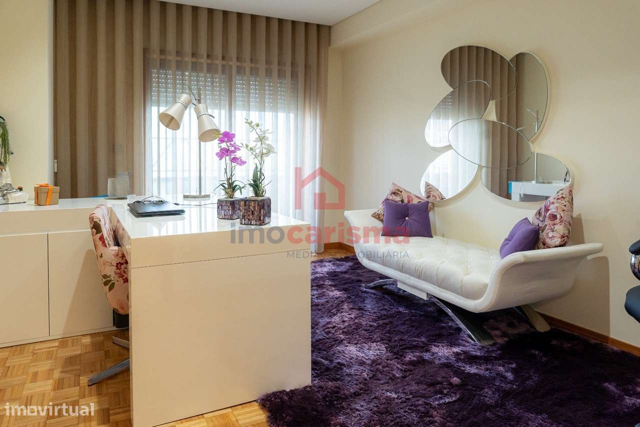 Apartamento T4 transformado em T3 no centro de Vila das Aves, Santo Ti-32
