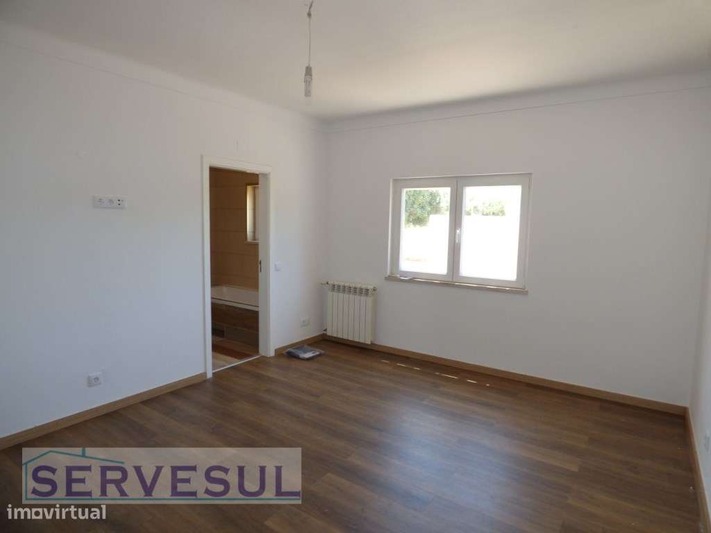 Espaçosa moradia de 2 pisos composta por 4 quartos com piscina e vi...-13