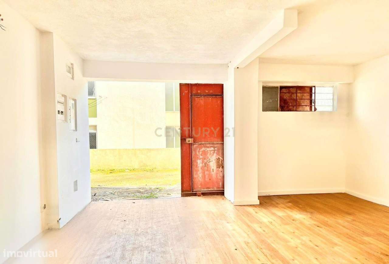 Venda conjunta de apartamento e dois armazéns em Caneças (Ponte da Bic-17