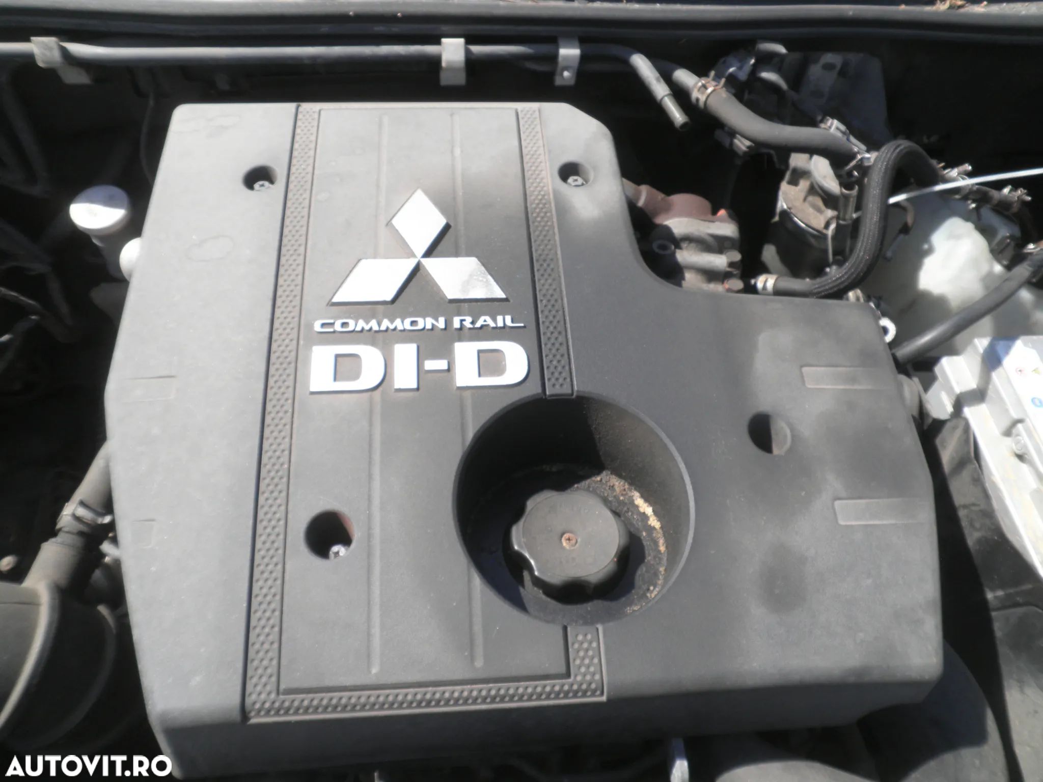 Capac motor Mitsubishi Pajero 4 3.2 Di-D 2008 - 1