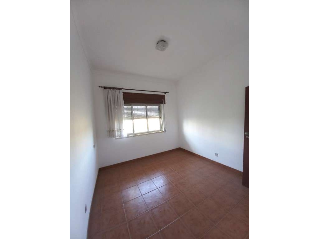 Moradia com 232 m², terreno de 630 m², piso inferior ao nível do ja...-14