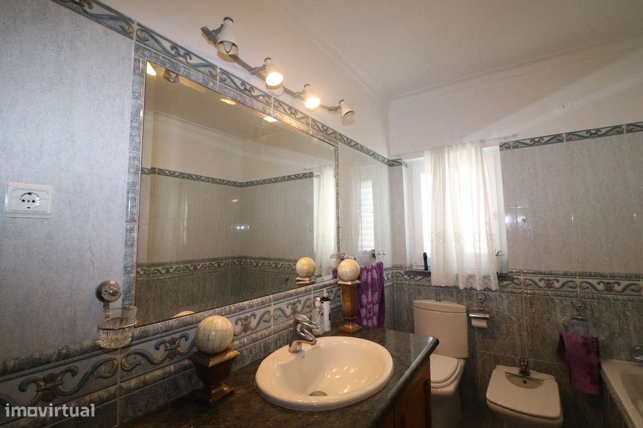 Moradia T4 com Piscina, Cave Ampla-59