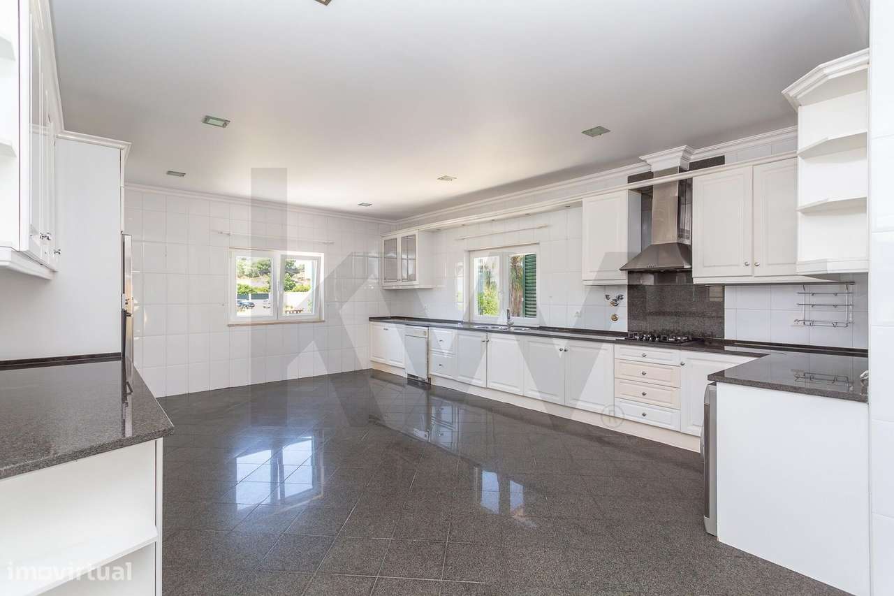 Moradia Isolada | 5 Quartos, Jardim, Garagem para 4 Carros-12