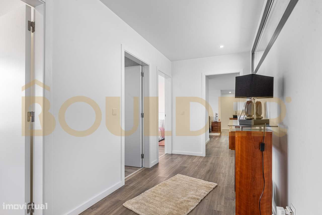 Moradia Térrea T4 de Arquitetura Moderna com Piscina-6