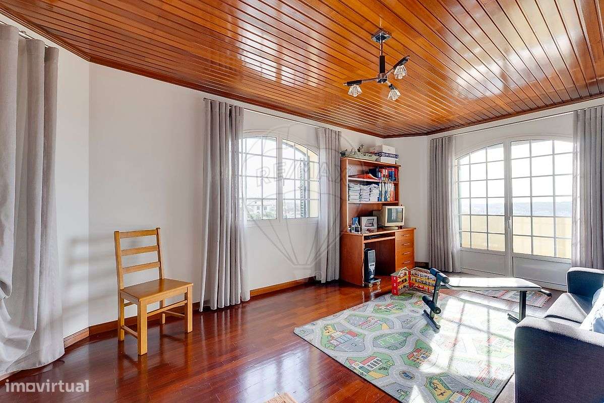 Moradia T5 com eficiência energética e vistas desafogadas em Assequins-18