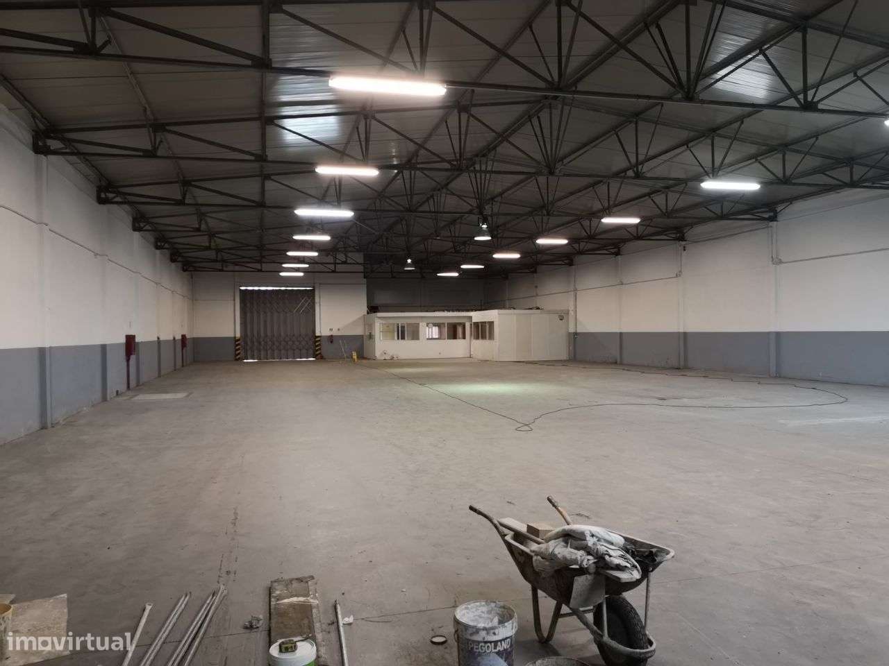 Armazém c/ 950 m2 cobertos + 120m2 escritórios + 390m2 logradouros - Grande imagem: 2/13