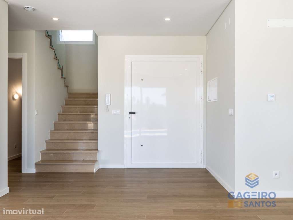 Moradia T4 com piscina, nova e pronta a habitar a 4 km da baía de S...-15