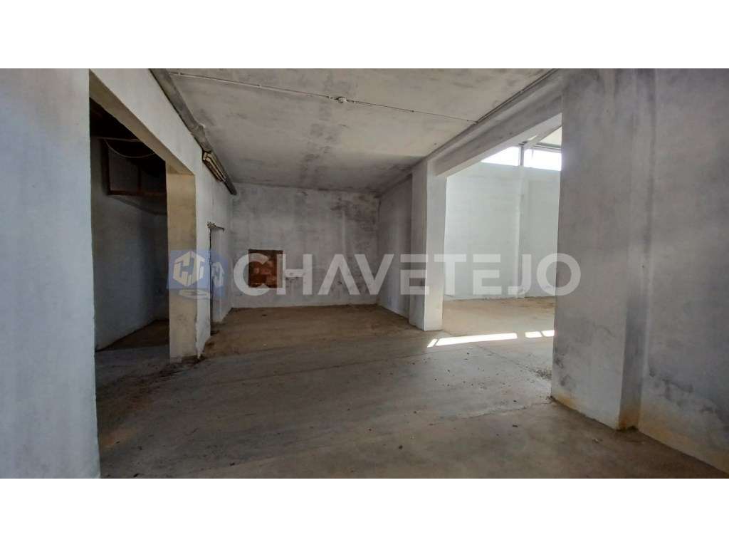 Prédio com habitação, armazém, e logradouro a 3 minutos de Tomar.-9