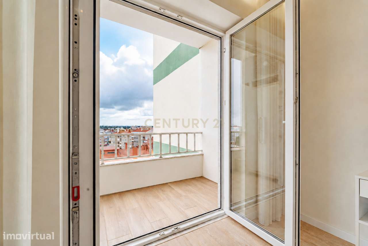 Apartamento T2 Remodelado na Torre da Marinha-27