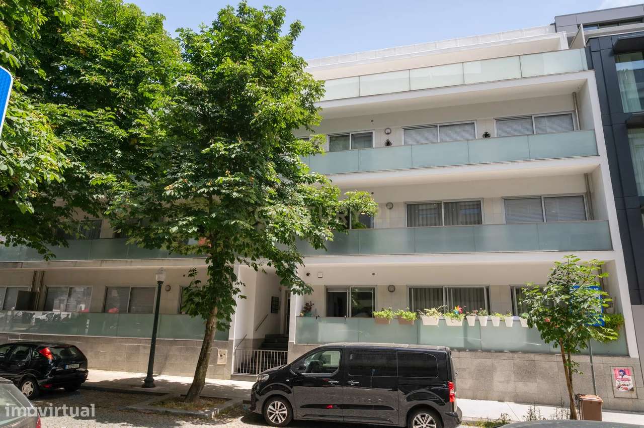 Apartamento T3 com varanda e estacionamento - Rua Duque de Terceira-0