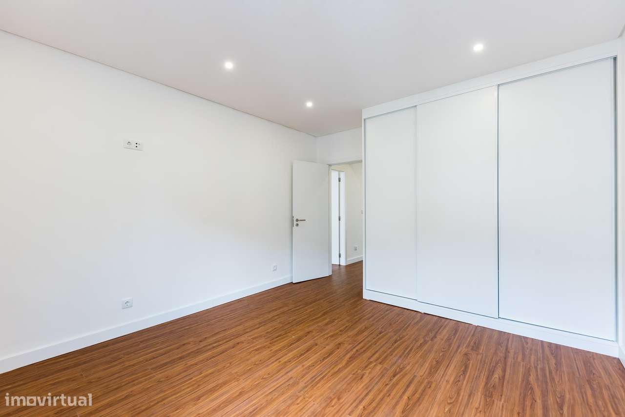 T2 Amadora | Totalmente Remodelado | Varanda-11