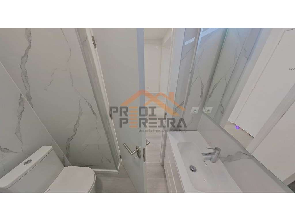 Situado no centro da Amadora. T1 com varanda, remodelado.-23